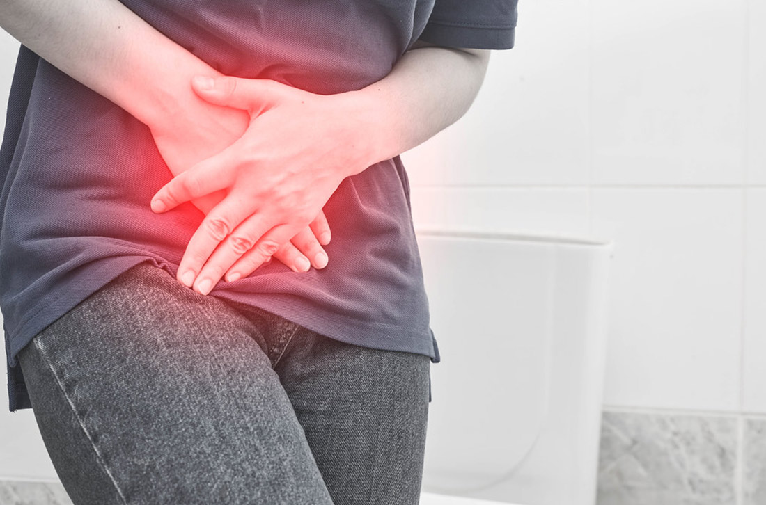 femme qui se tient le ventre de douleur endométriose femme qui se tient le ventre de douleur endométriose